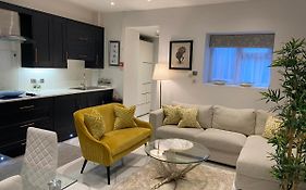 Elegant 2 Bed Flat In Chiswick